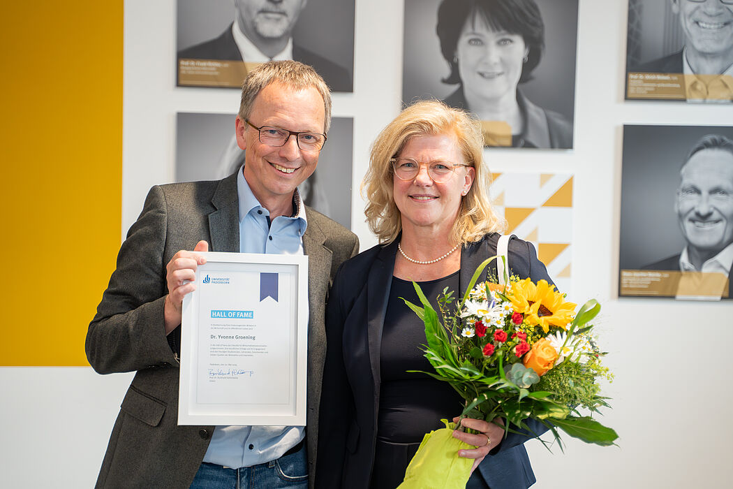 Prof. Dr. Burkhard Hehenkamp gratuliert Frau Dr. Yvonne Groening zur Aufnahme in der Hall of Fame.