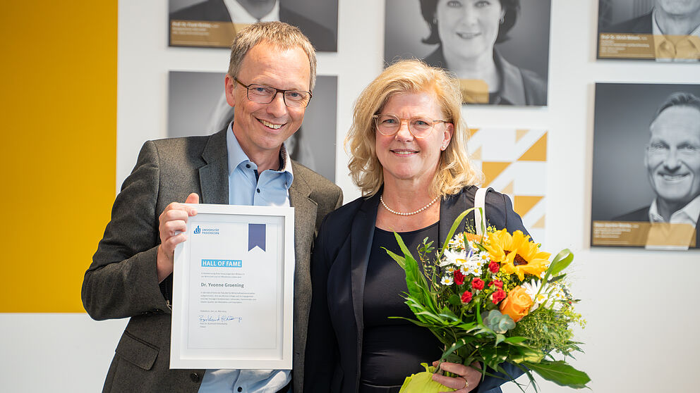 Prof Burkhard Hehenkamp congratulates Dr Yvonne Groening on her induction into the Hall of Fame.